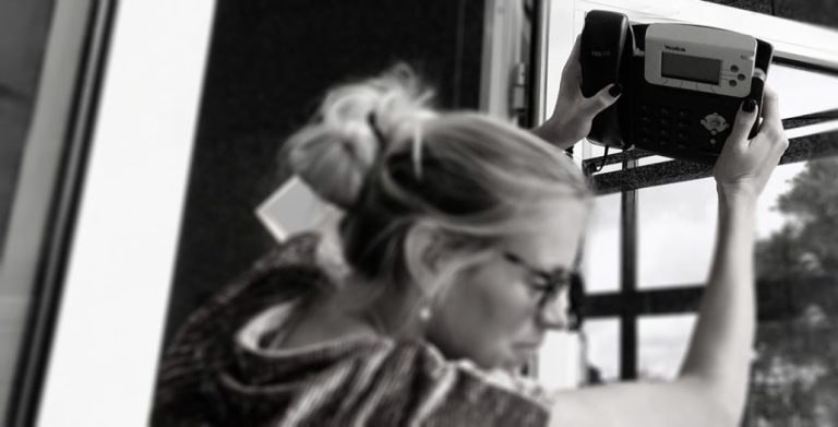 Gooi je deskphone het raam uit!